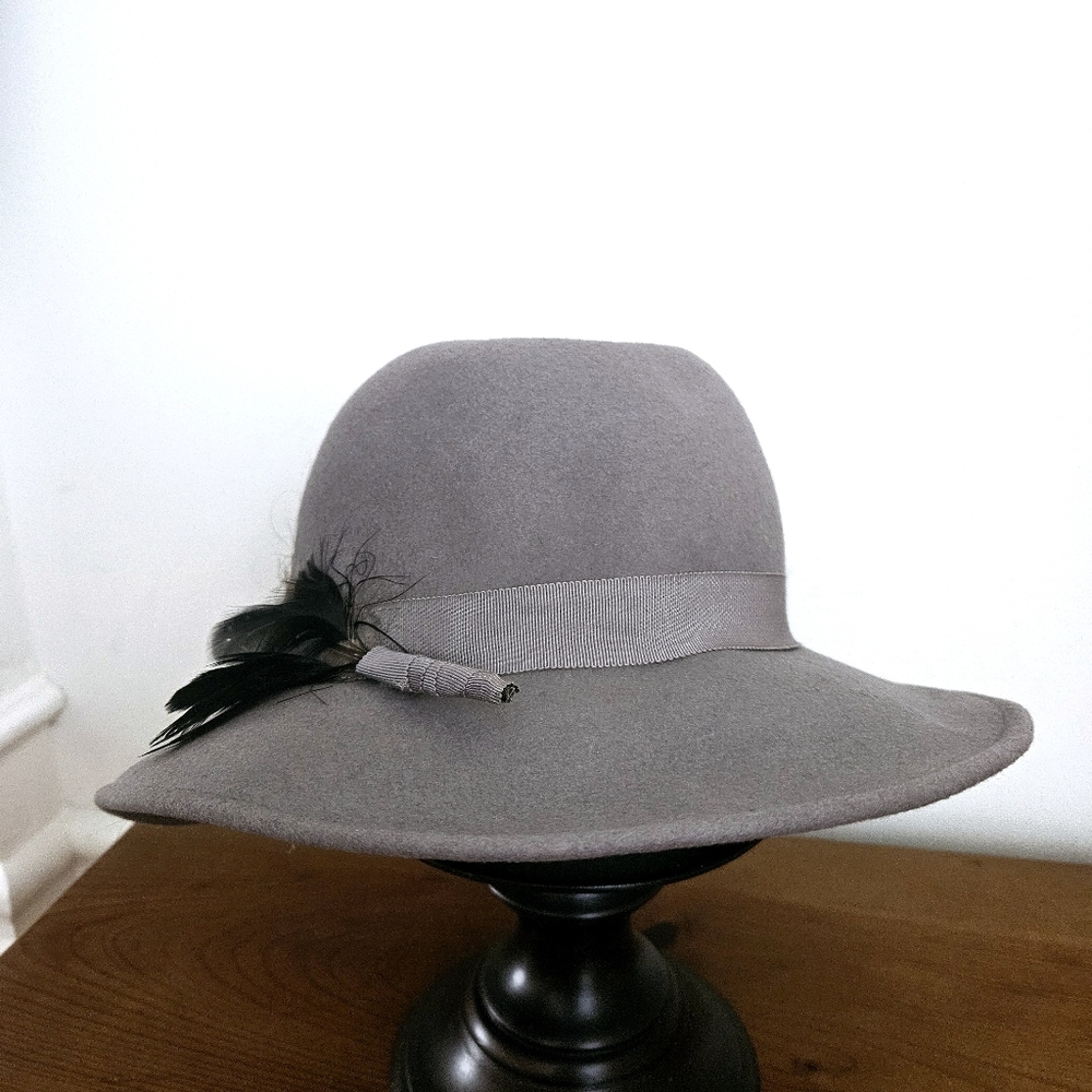 Vintage Women's Medium Gray Doeskin Wool Hat w Feather Trim